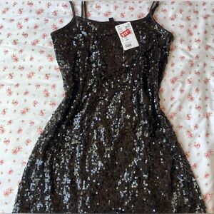 Brand new H&M sparking dress 🖤